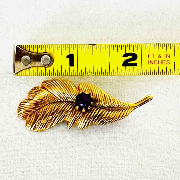 VINTAGE Gold Tone Textured Feather Brooch Pin with Faceted Amethyst Stone - Picture 9 of 10